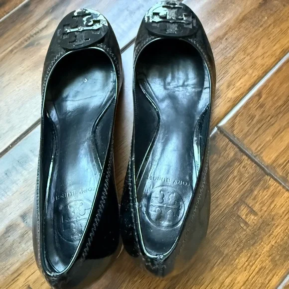 Tory Burch Black Patent Logo Round-Toe Pumps - Picture 5 of 6